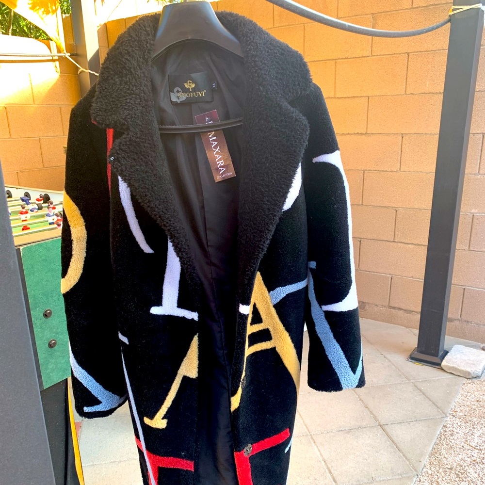 Maxaramode NYC store coat for late autumn/light winter